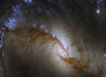 哈勃太空望远镜拍摄天炉座NGC 1365星系恒星诞生的壮丽景象