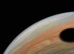 朱诺号拍摄到木卫一在木星漩涡风暴上投下阴影的壮观景象